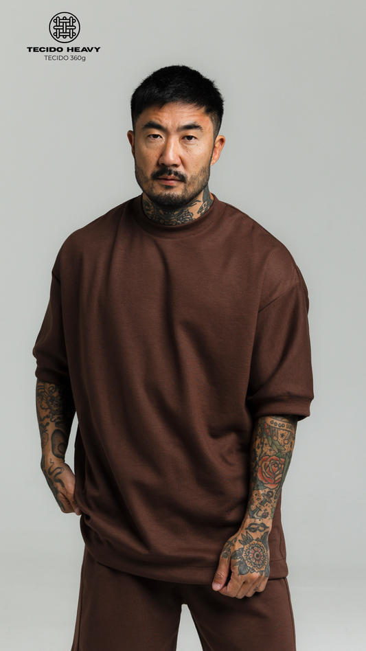 CAMISETA REGULAR FIT HEAVY MARROM
