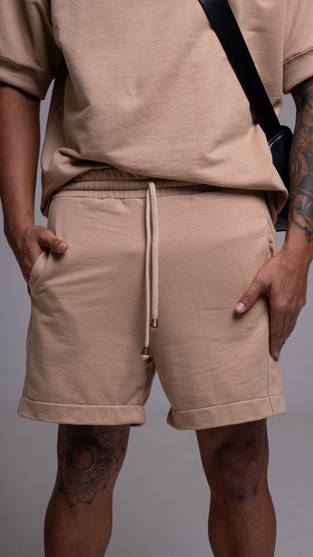 BERMUDA MOLETOM REGULAR LISA COM ELASTICO COR MOCHA
