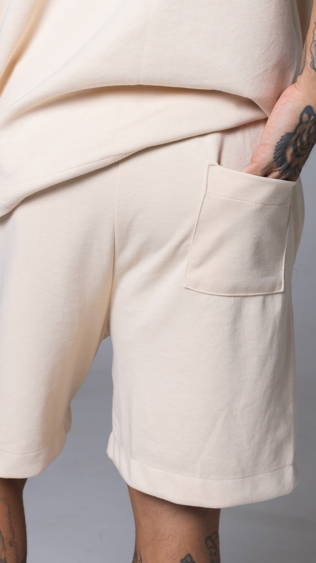 BERMUDA MOLETOM LISA CREAM COM ELASTICO